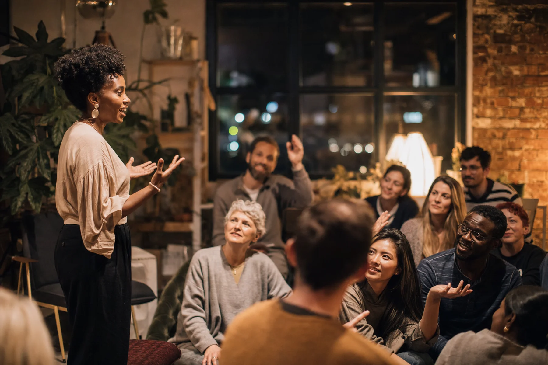 Un membre partage une idée devant la communauté IApéros